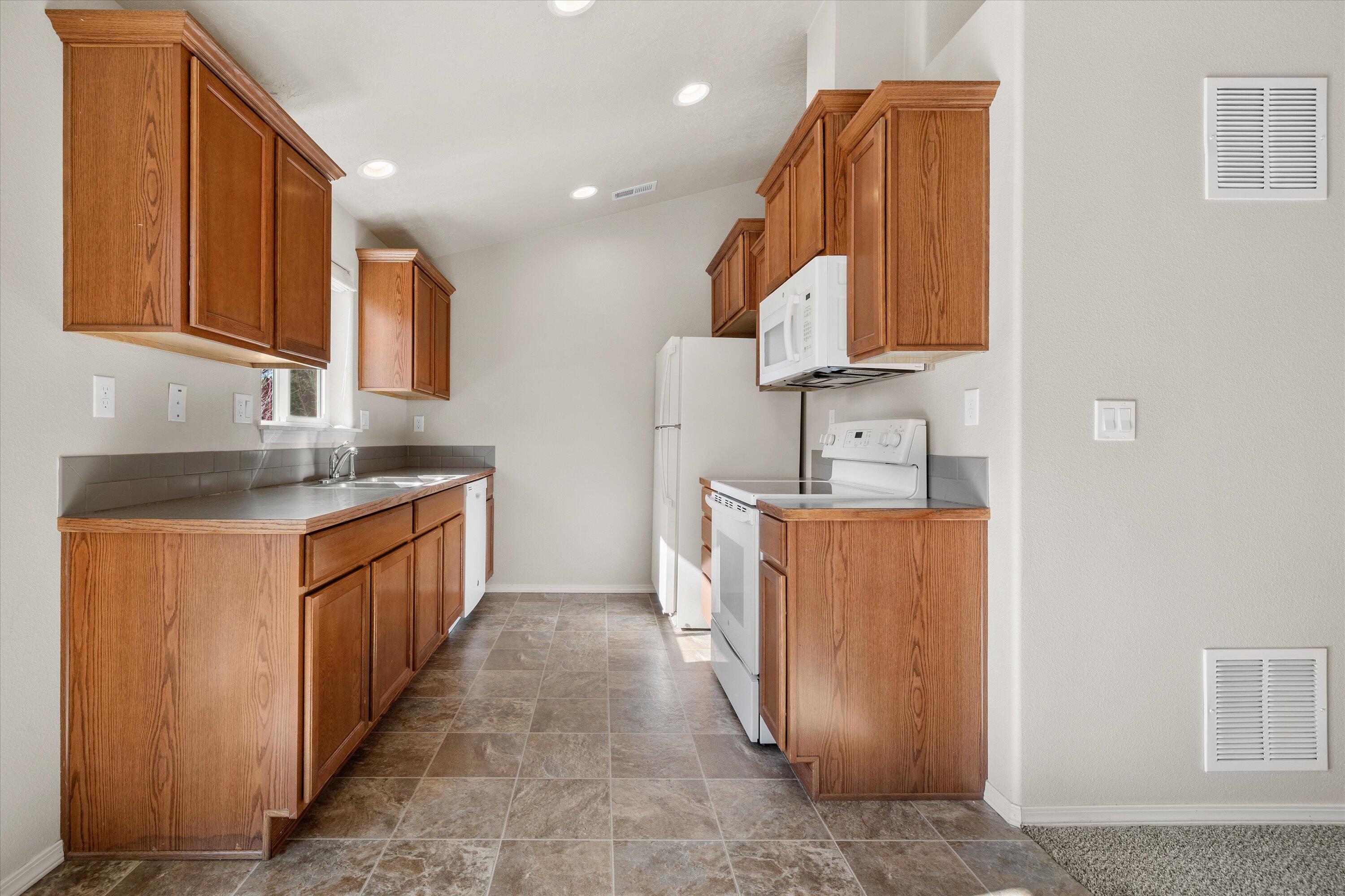 61803 Southeast Rolo Court Bend, OR 97702 - Photo 10 of 23 Kitchen
