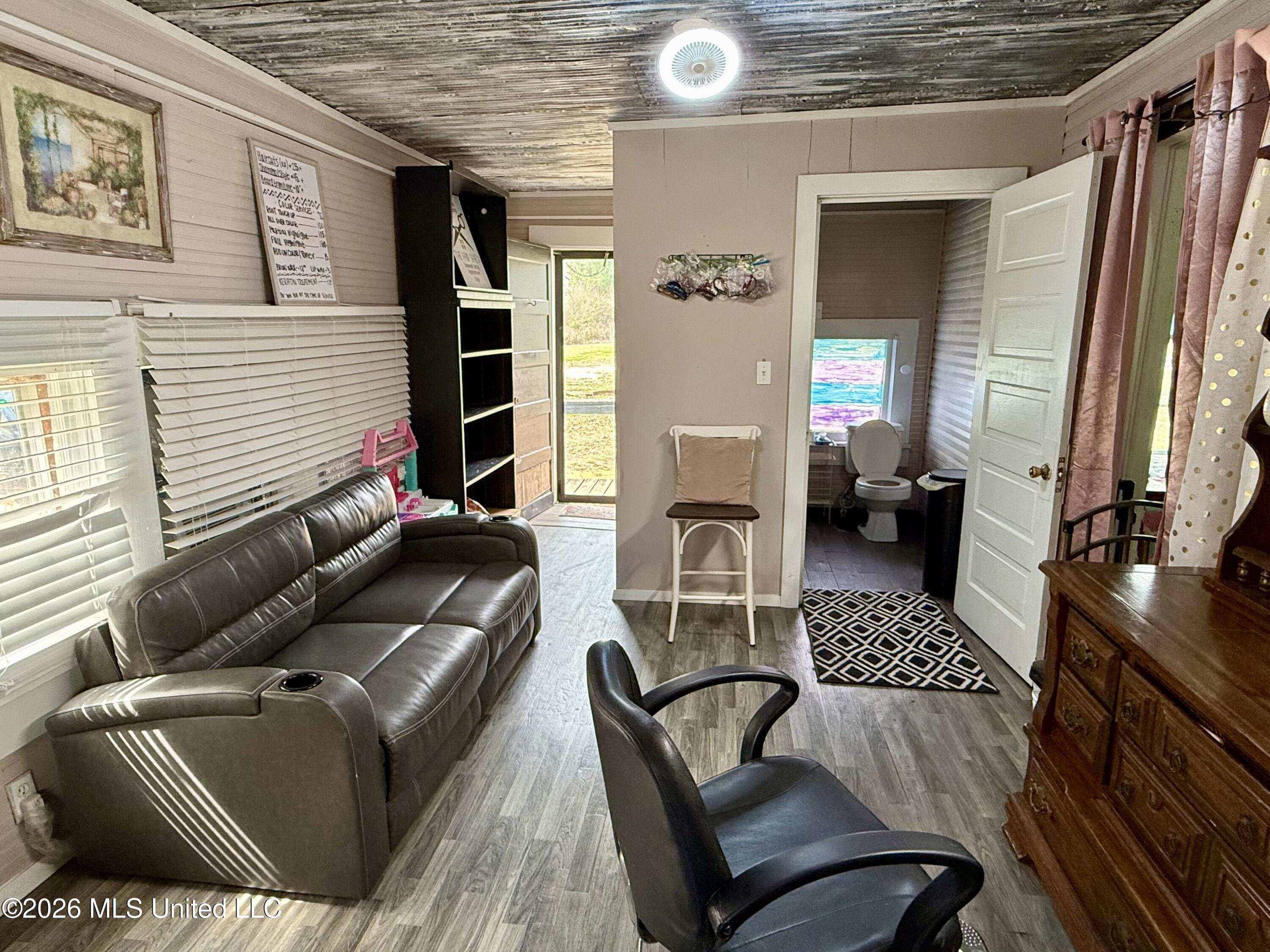 9724 Old Hillsboro Road Forest, MS 39074 - Photo 10 of 18 Sunroom/Salon