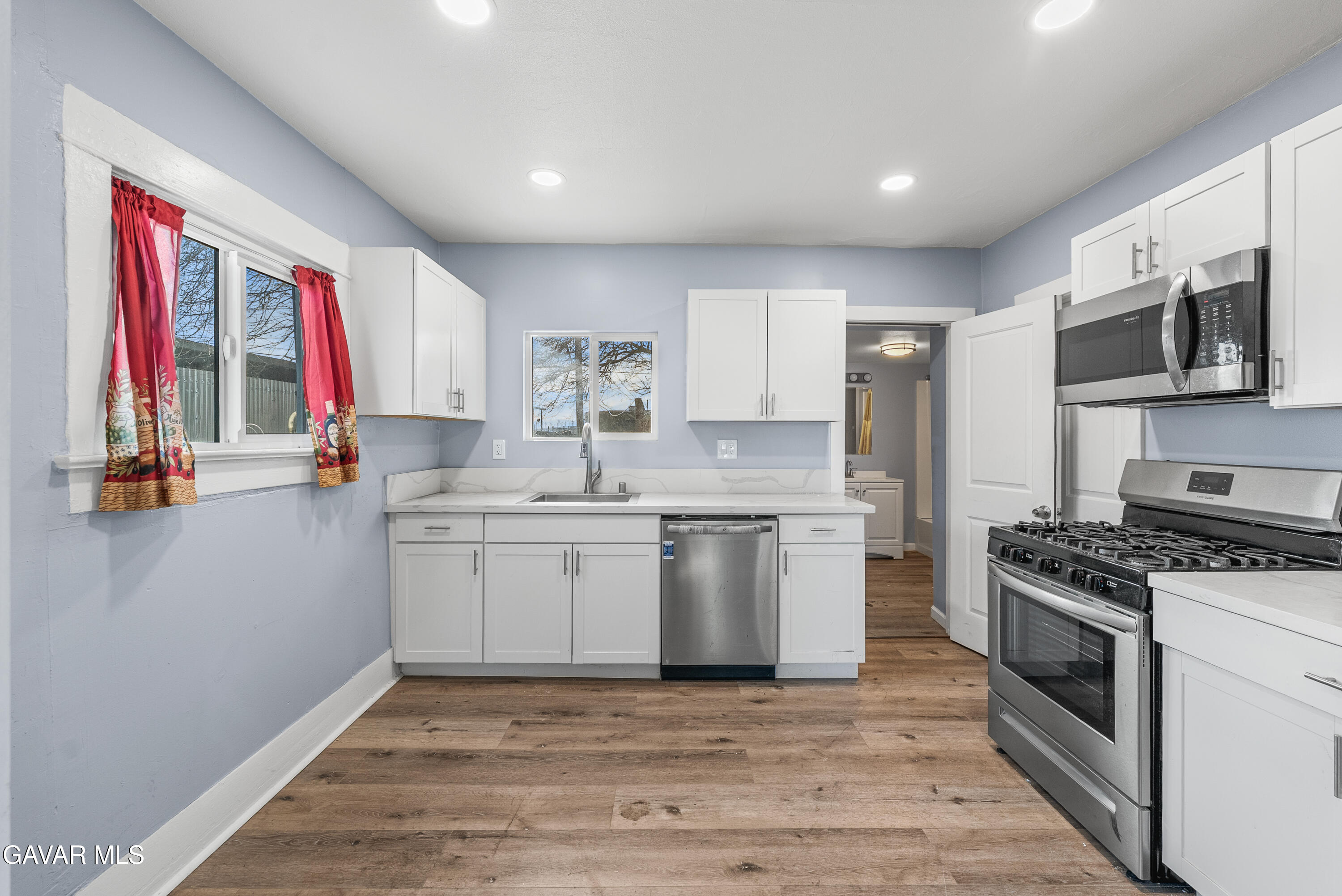 15733 K Street Mojave, CA 93501 - Photo 19 of 38 a kitchen with a stove a sink and a microwave