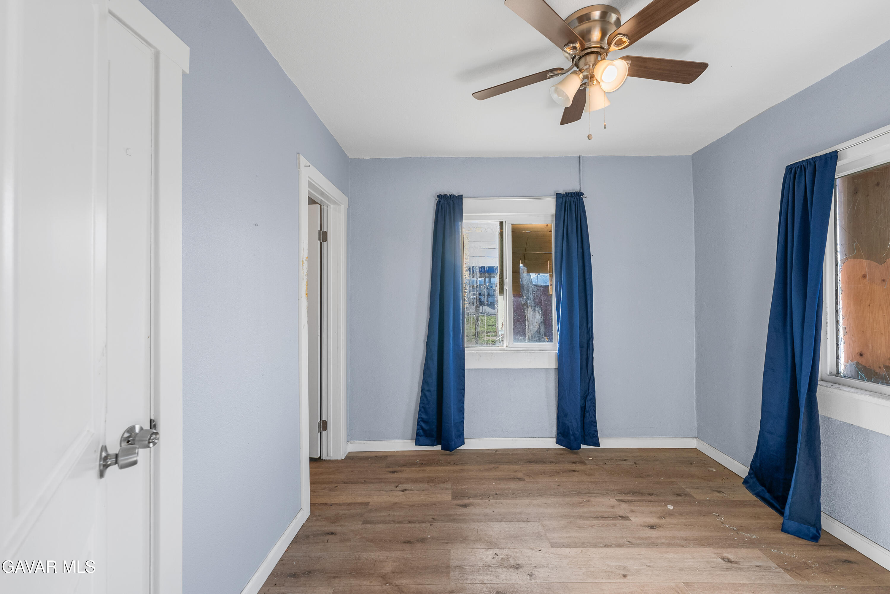 15733 K Street Mojave, CA 93501 - Photo 25 of 38 an empty room with windows and fan
