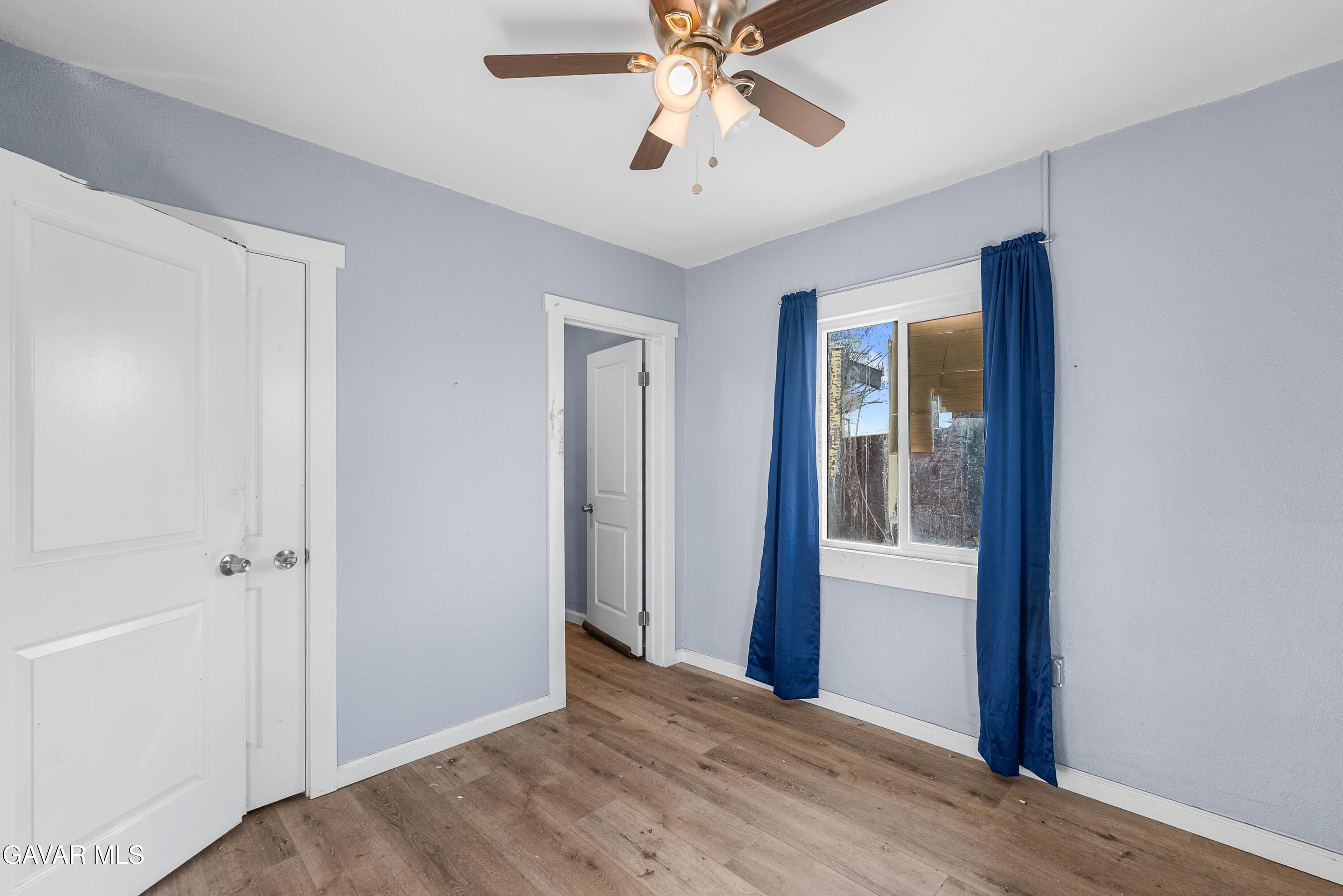 15733 K Street Mojave, CA 93501 - Photo 26 of 38 a view of an empty room and window