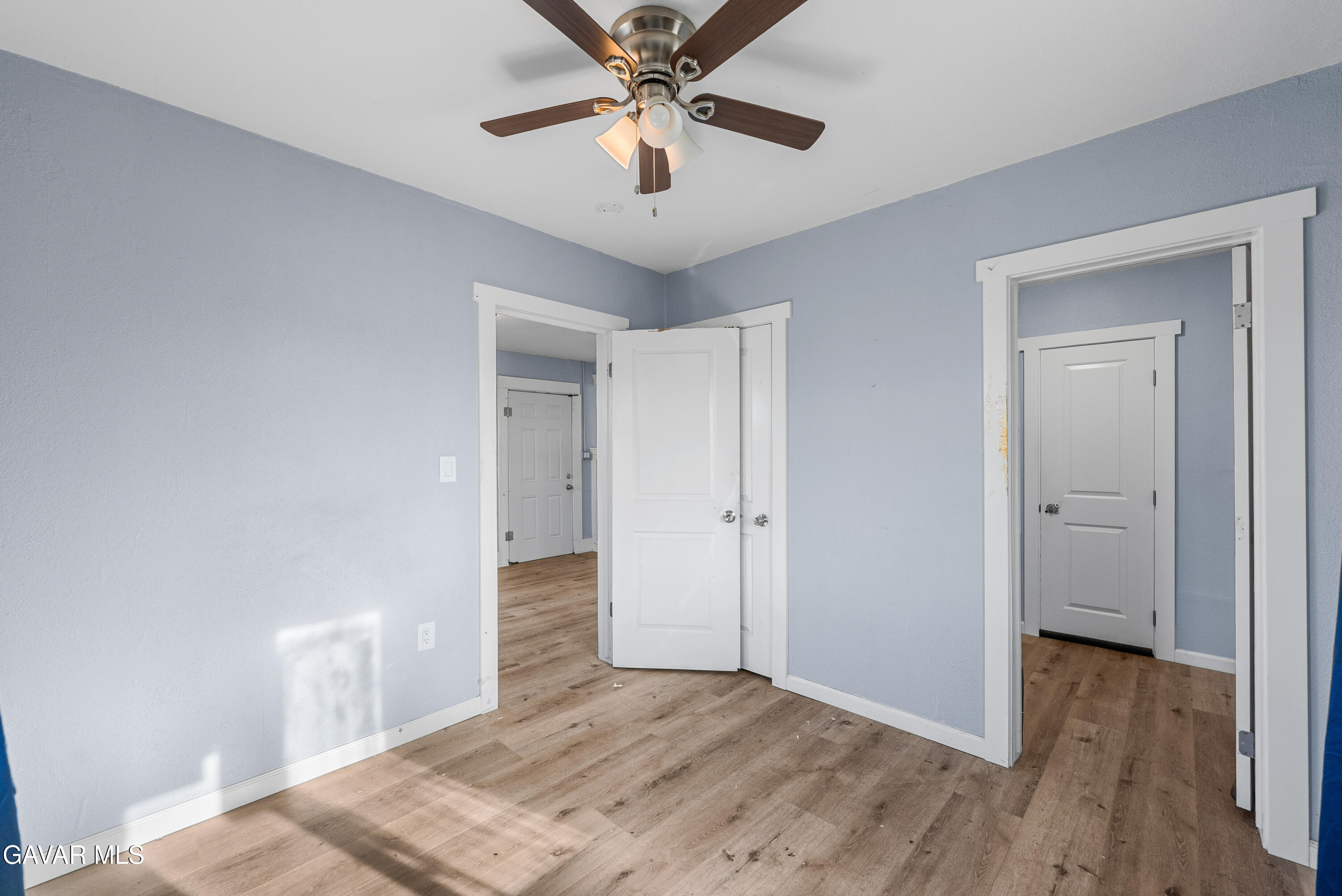 15733 K Street Mojave, CA 93501 - Photo 27 of 38 a view of livingroom with hardwood floor and ceiling fan