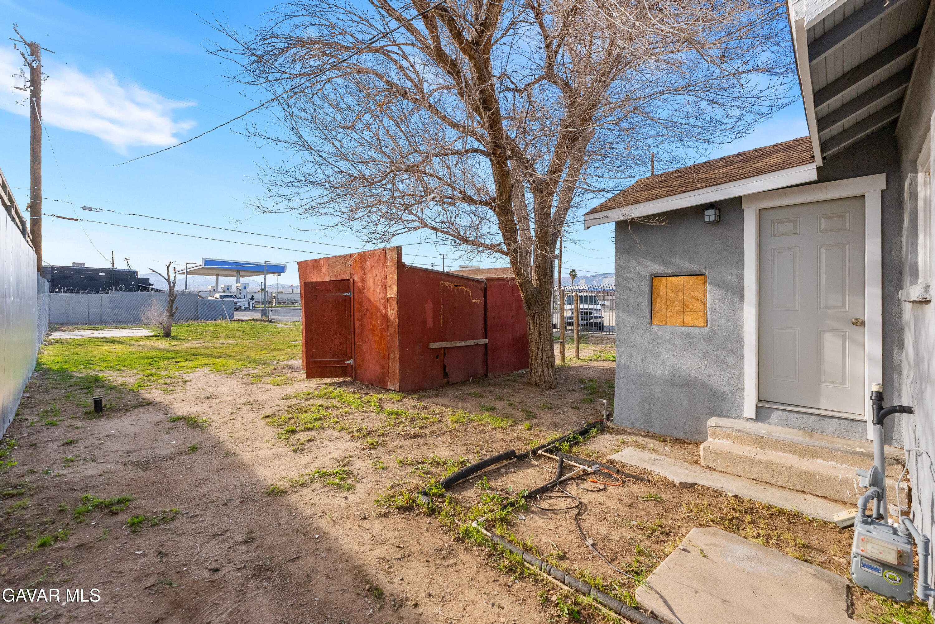 15733 K Street Mojave, CA 93501 - Photo 30 of 38 a backyard of a house