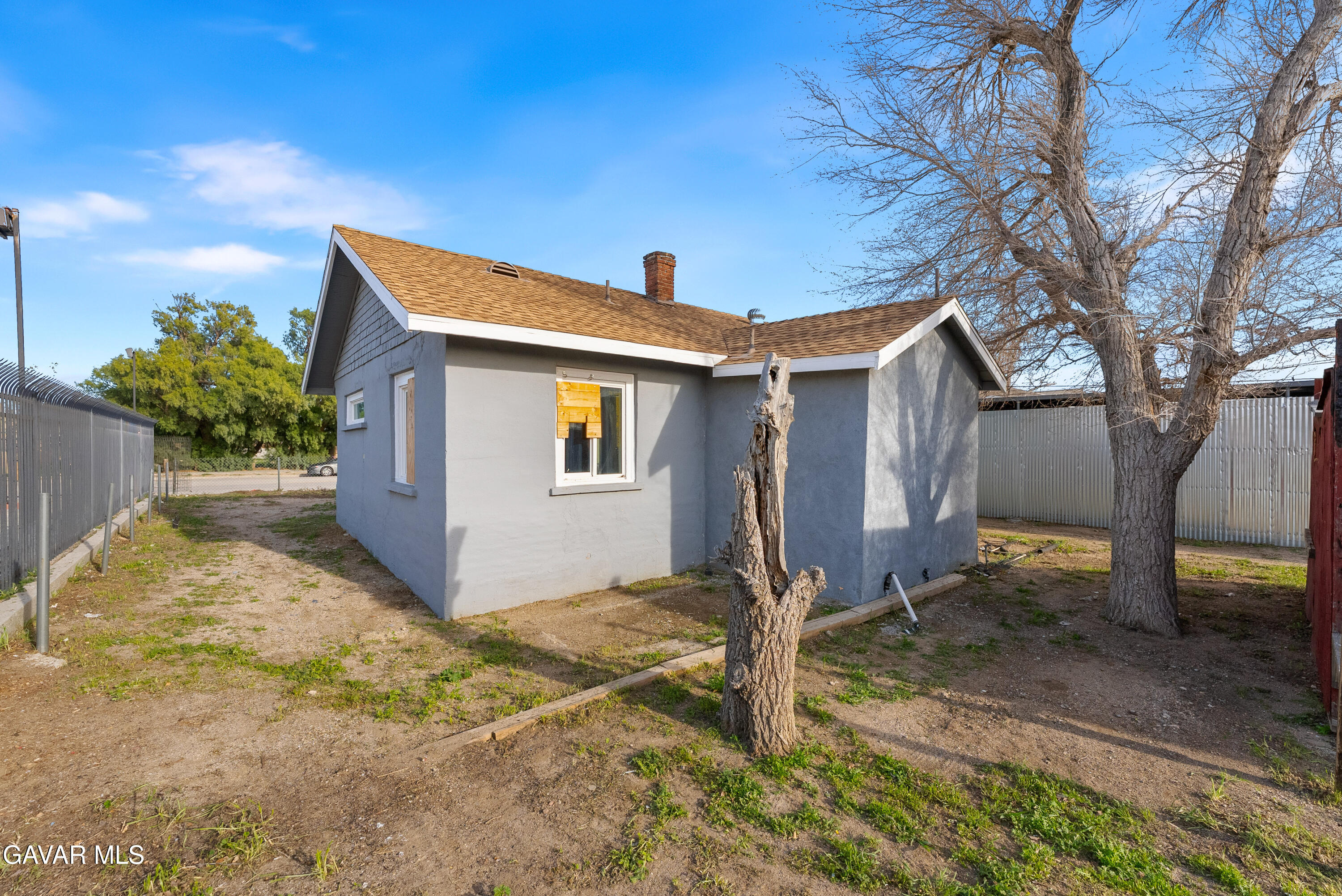 15733 K Street Mojave, CA 93501 - Photo 31 of 38 a backyard of a house with table and chairs