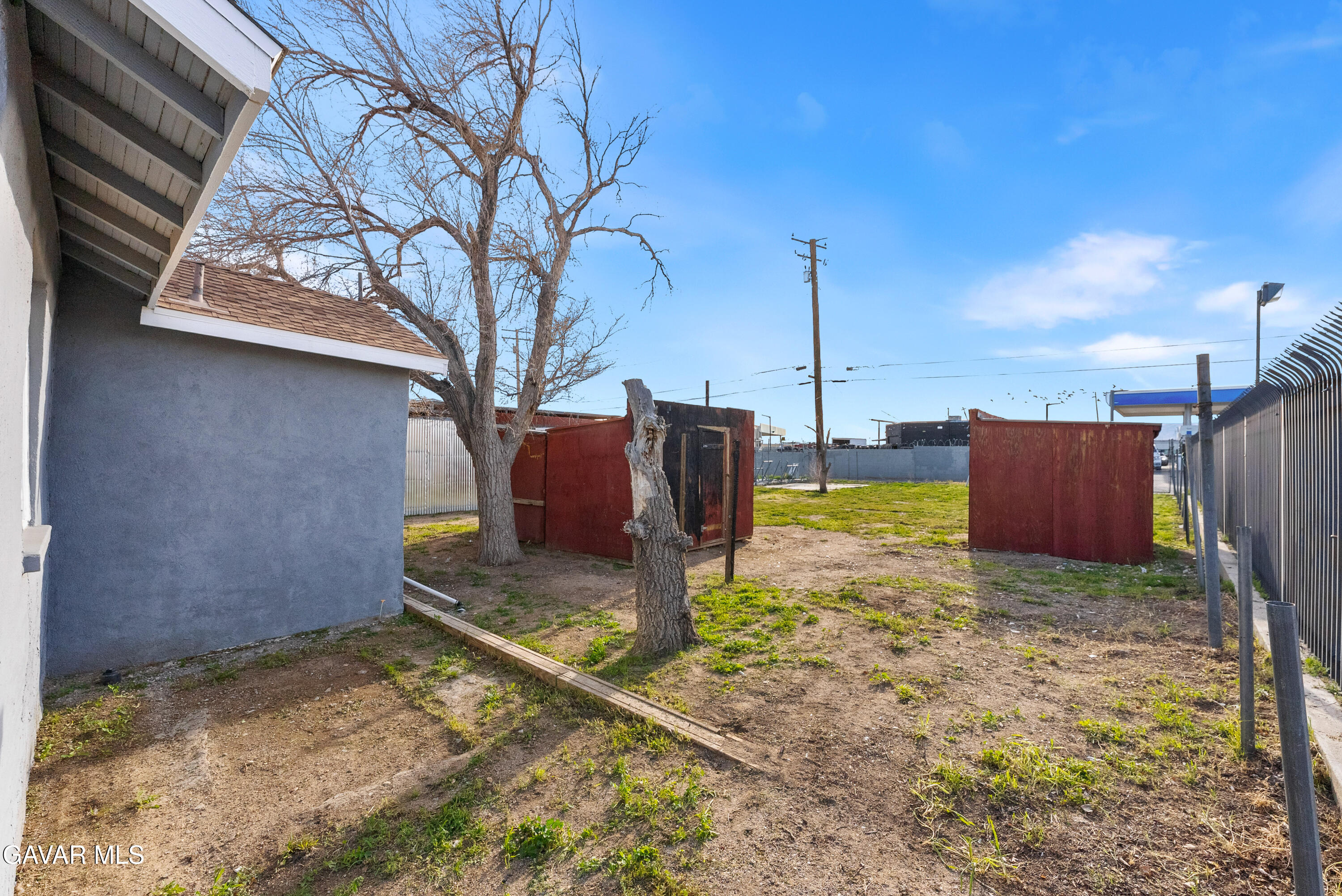 15733 K Street Mojave, CA 93501 - Photo 32 of 38 a view of a backyard with wooden fence