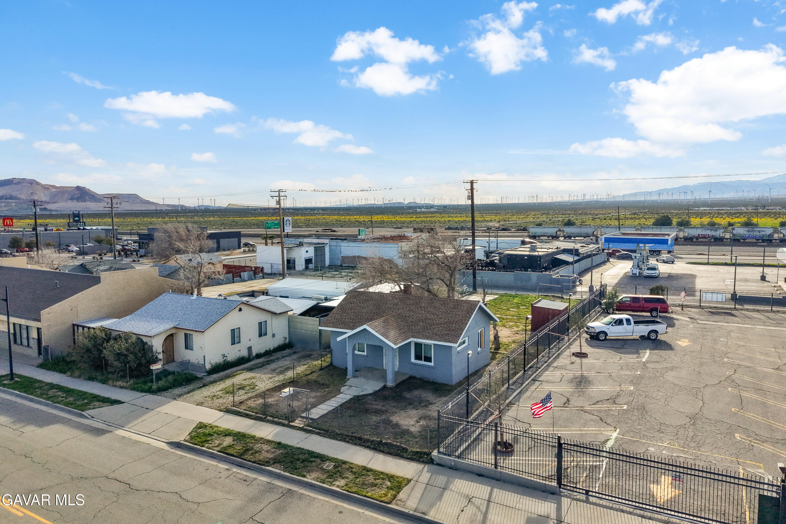 15733 K Street Mojave, CA 93501 - Photo 38 of 38 a view of a terrace with lawn chairs