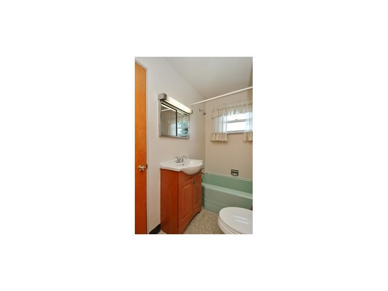 266 East Union Road Cheswick, PA 15024 - Photo 10 of 10 Full Bath. New vanity,new shower head,new commode