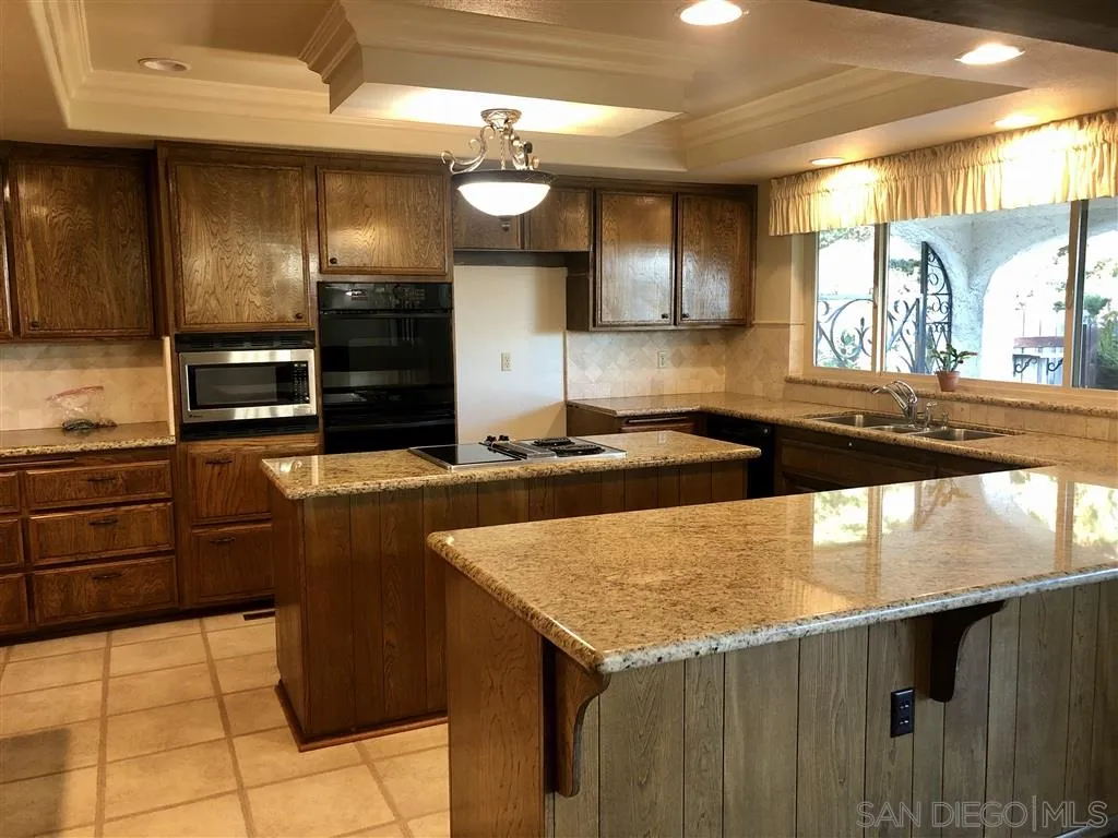 705 Berkeley Way Vista, CA 92084 - Photo 3 of 25 Gallery Image 3