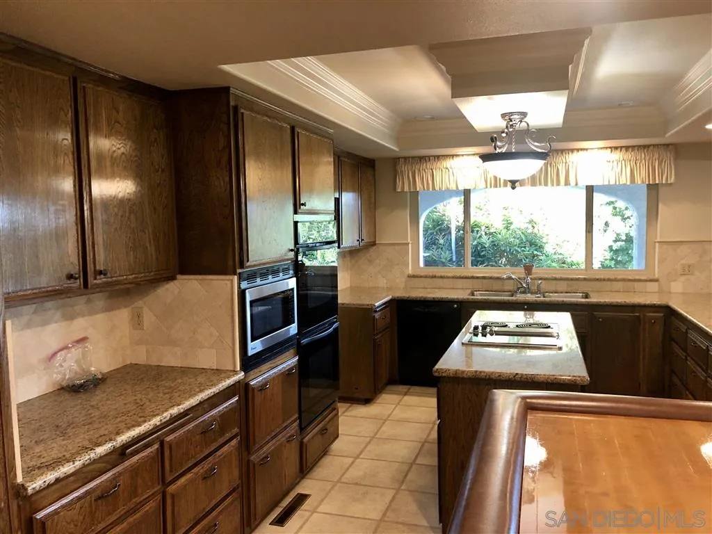 705 Berkeley Way Vista, CA 92084 - Photo 4 of 25 Gallery Image 4