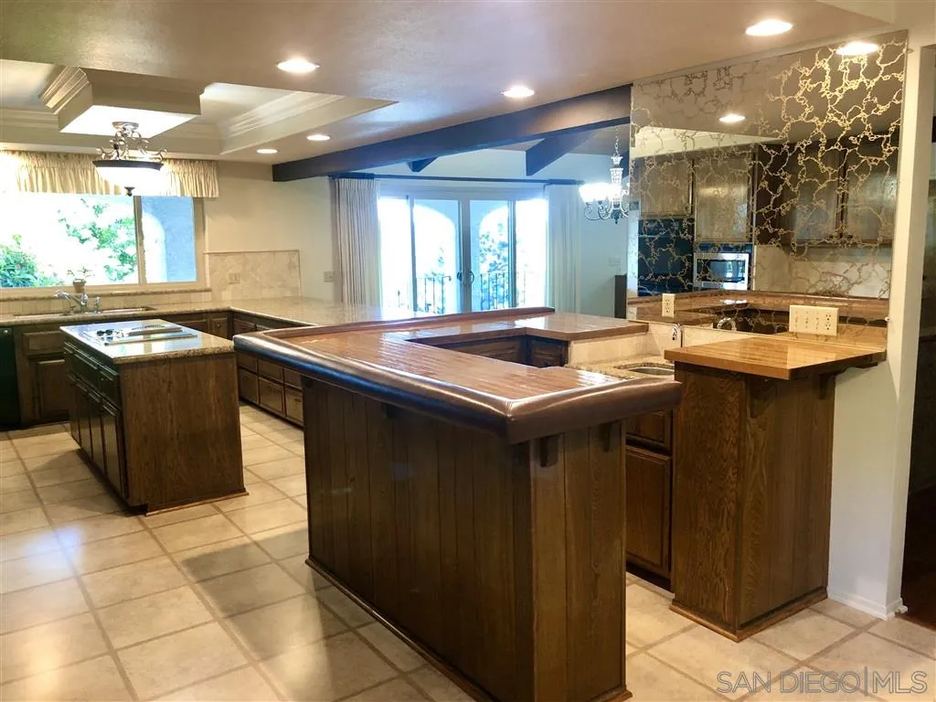 705 Berkeley Way Vista, CA 92084 - Photo 5 of 25 Gallery Image 5