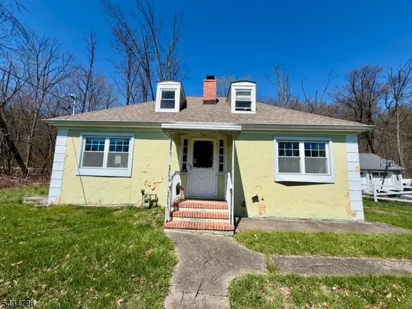 a front view of house with yard