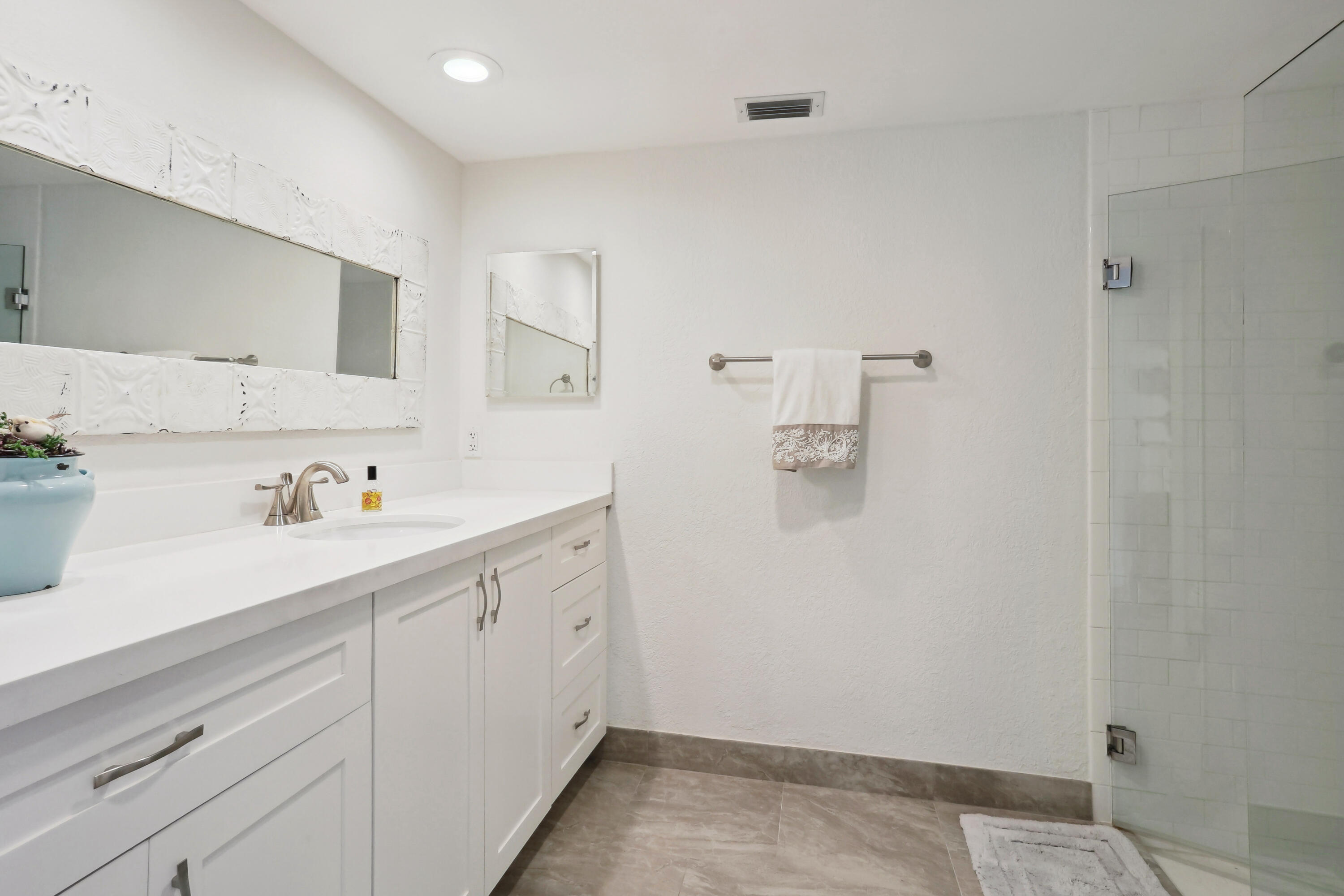 5631 Coach House Circle, Unit D Boca Raton, FL 33486 - Photo 6 of 17 Bathroom 2