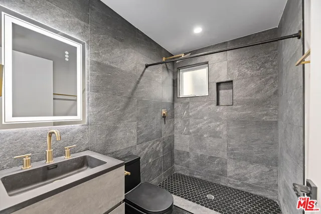 $739,000 | 919 1/2 North Benton Way, Los Angeles, CA 90026