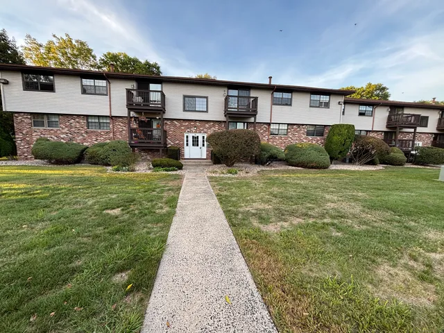 $1,700 | 44 Surrey Drive, Unit A6, Newington, CT 06111