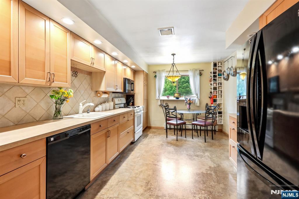 123 Midwood Road Paramus, NJ 07652 - Photo 19 of 46