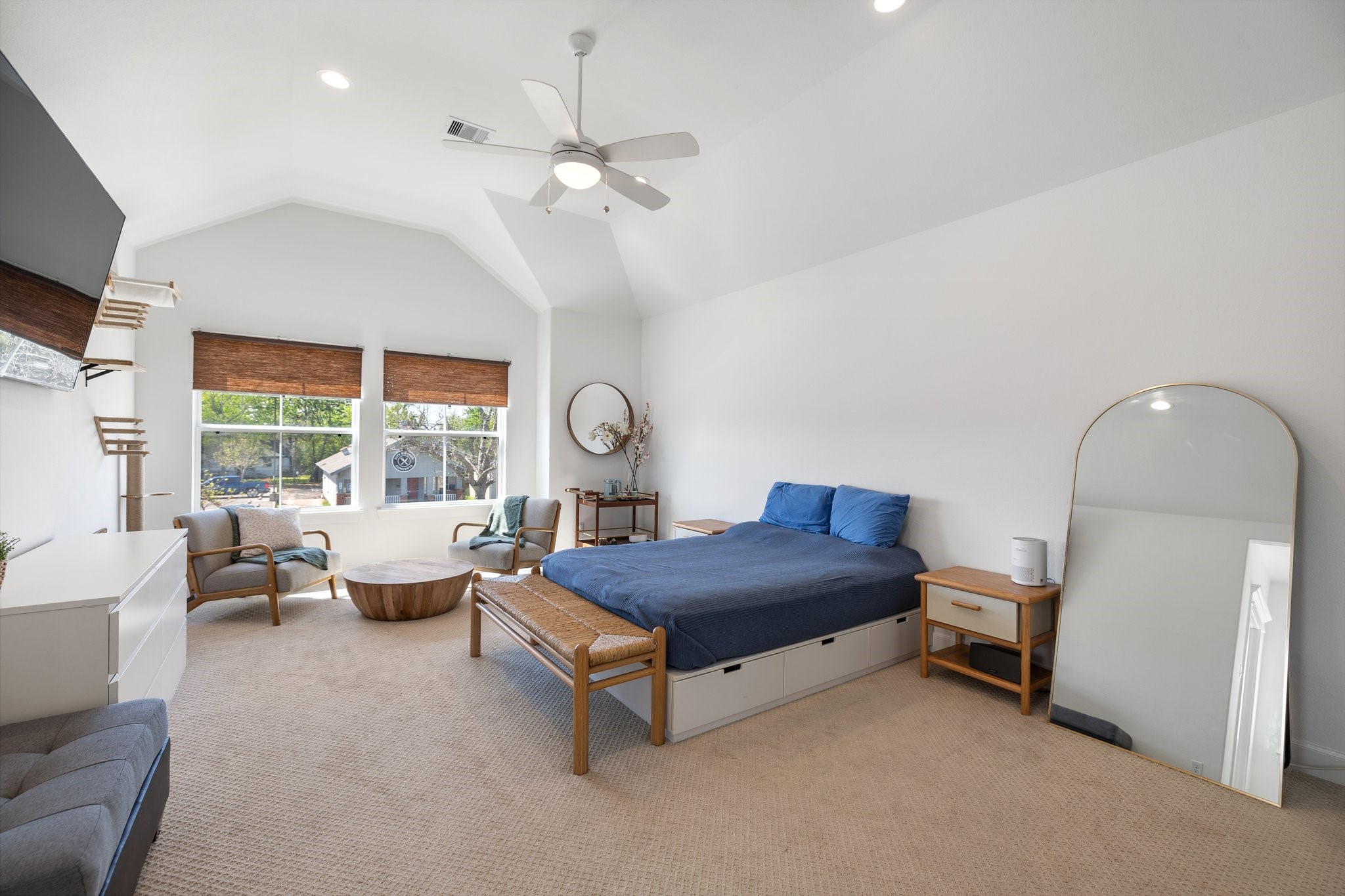817 West 19th Street Houston, TX 77008 - Photo 13 of 24 The spacious primary bedroom gets tons of natural light.