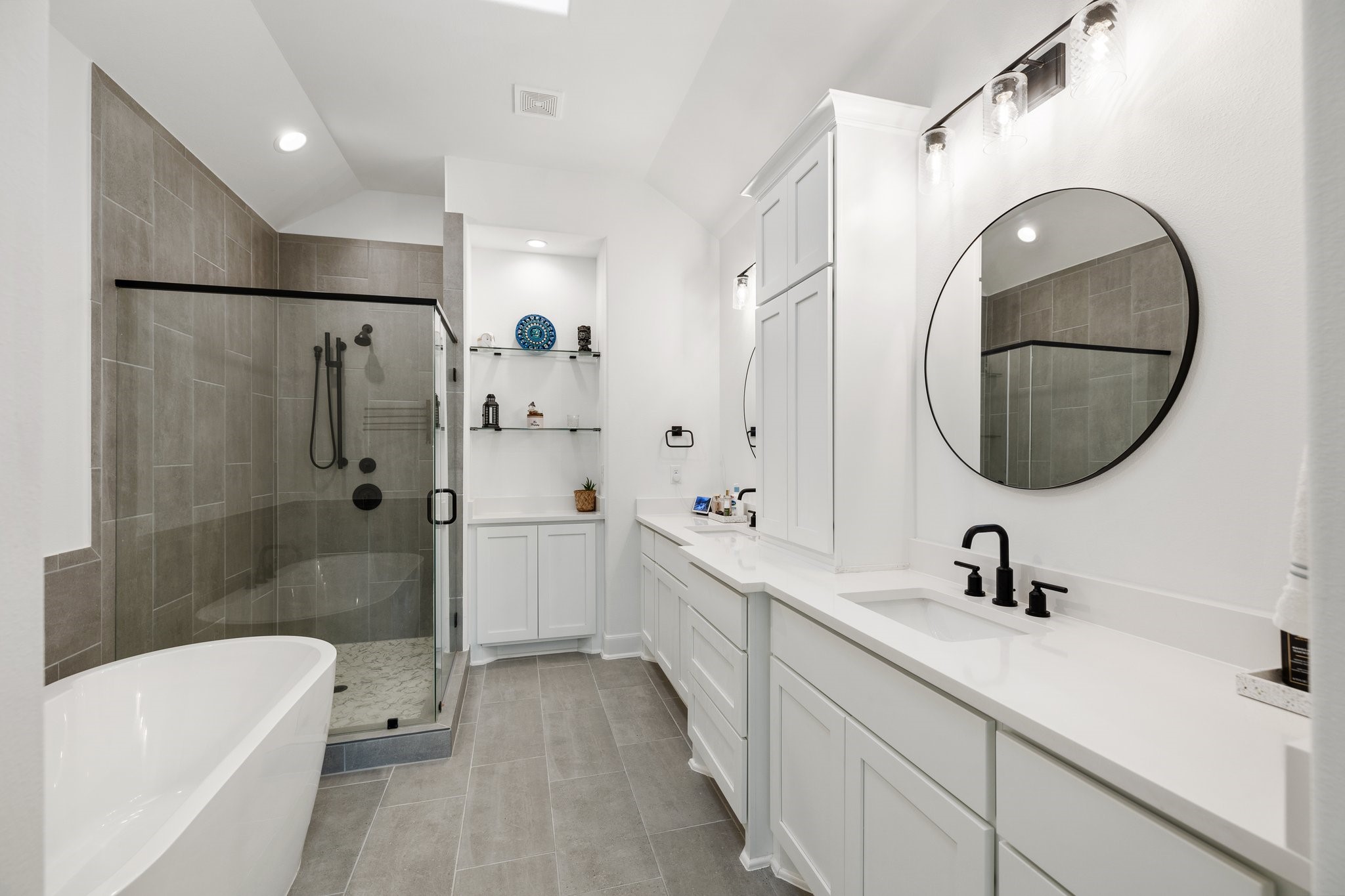 817 West 19th Street Houston, TX 77008 - Photo 15 of 24 The primary bath features a separate soaking tub and tons of storage.