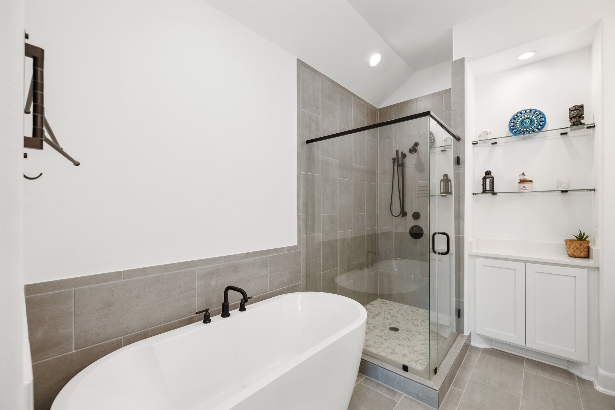 817 West 19th Street Houston, TX 77008 - Photo 16 of 24 Enjoy a soak in this freestanding tub in your light-filled primary thanks to a skylight above.