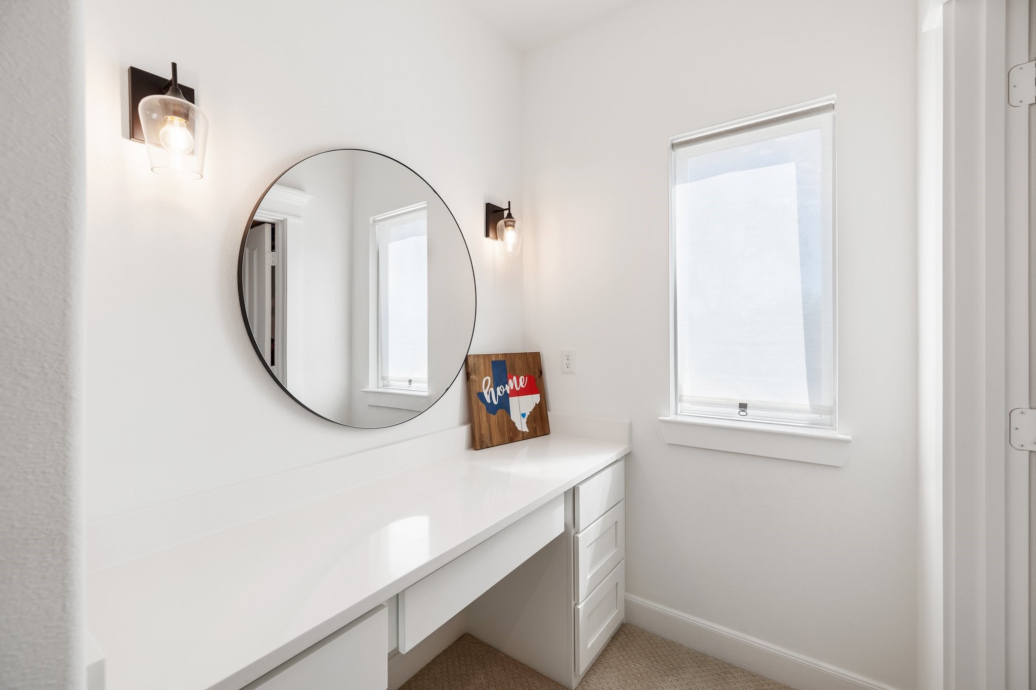 817 West 19th Street Houston, TX 77008 - Photo 17 of 24 A designated vanity area sits off of the walk-in closet.