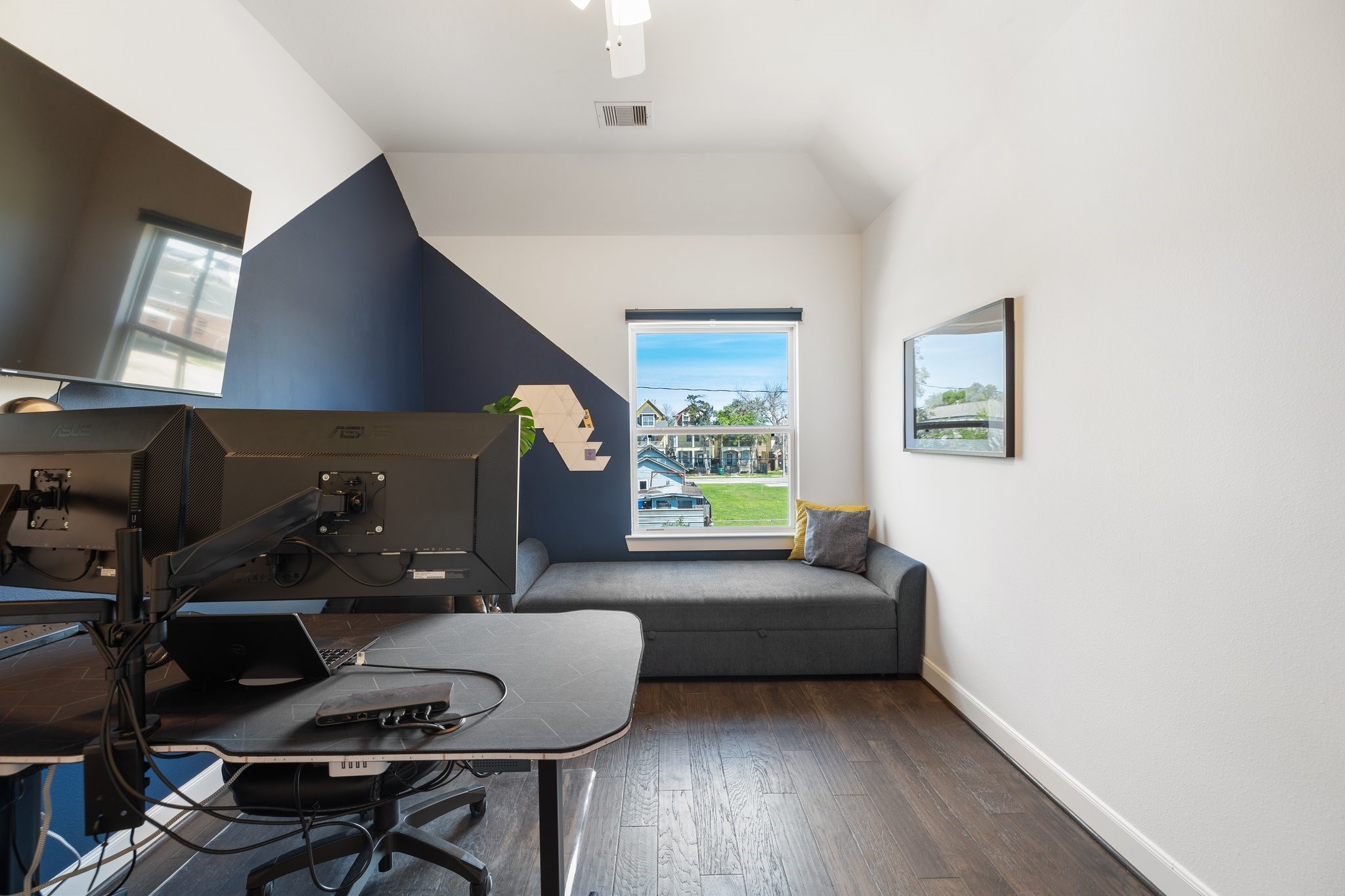 817 West 19th Street Houston, TX 77008 - Photo 19 of 24 One of the two secondary bedrooms upstairs.