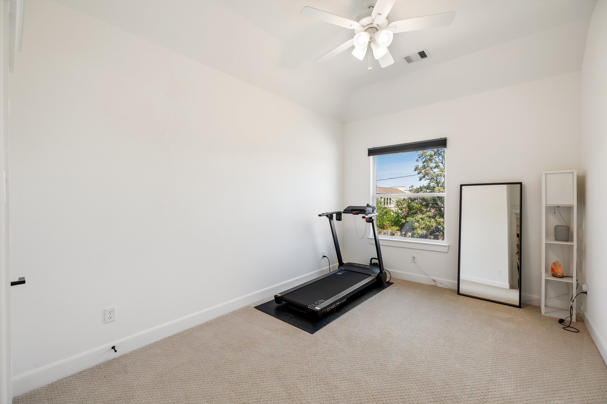 817 West 19th Street Houston, TX 77008 - Photo 21 of 24 Bright and airy secondary bedroom.