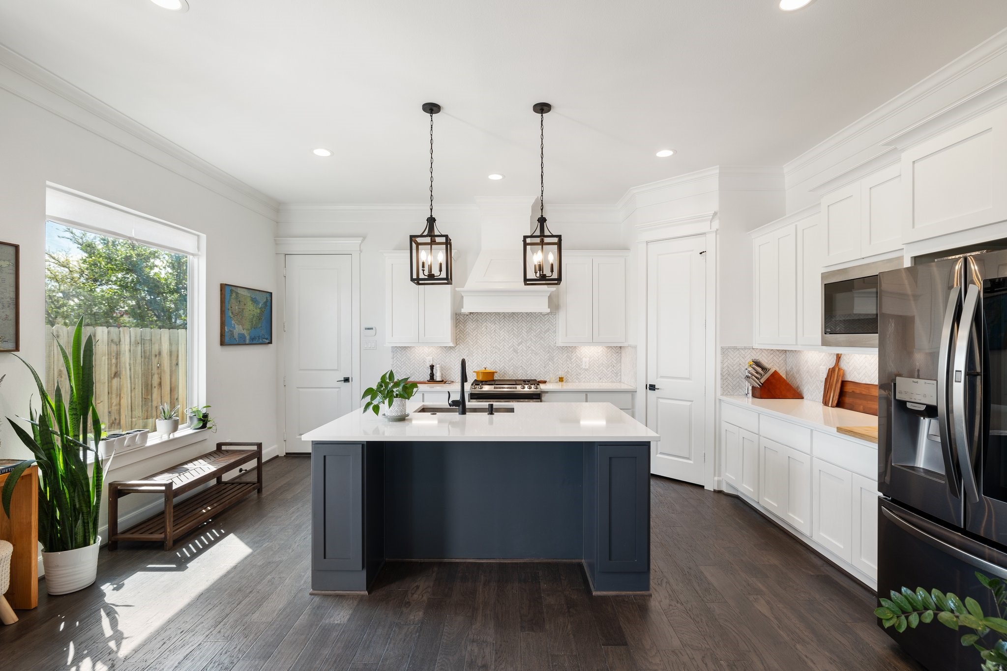 817 West 19th Street Houston, TX 77008 - Photo 4 of 24 This bright and airy kitchen is the ultimate for entertaining and gathering.