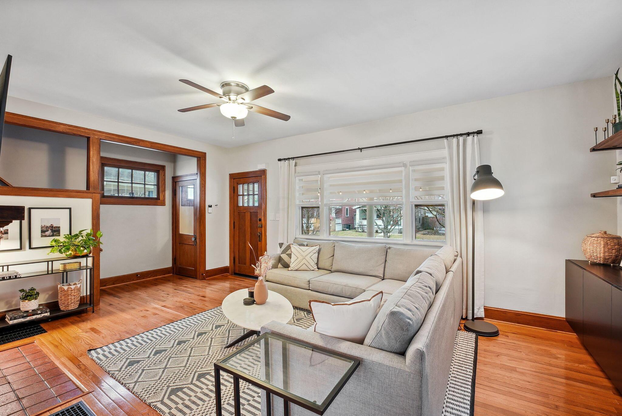 369 East Kelso Road Columbus, OH 43202 - Photo 9 of 48 Living room
