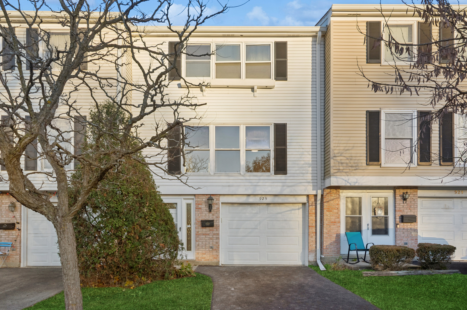 a view of a house with a yard