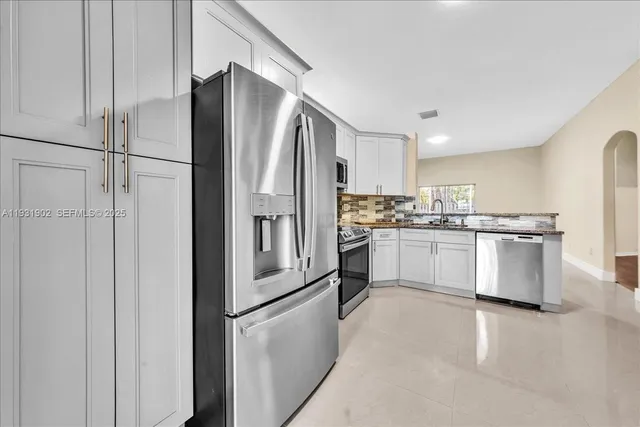 a view of a big room with closet and windows