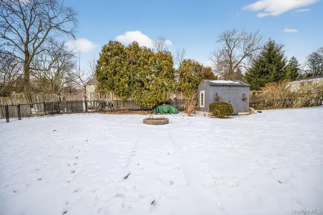 a view of back yard of the house