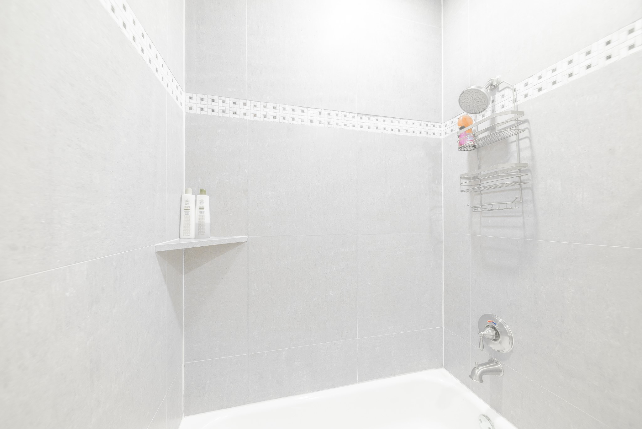 2426 Bevis Street Houston, TX 77008 - Photo 13 of 25 a bathroom with a bathtub