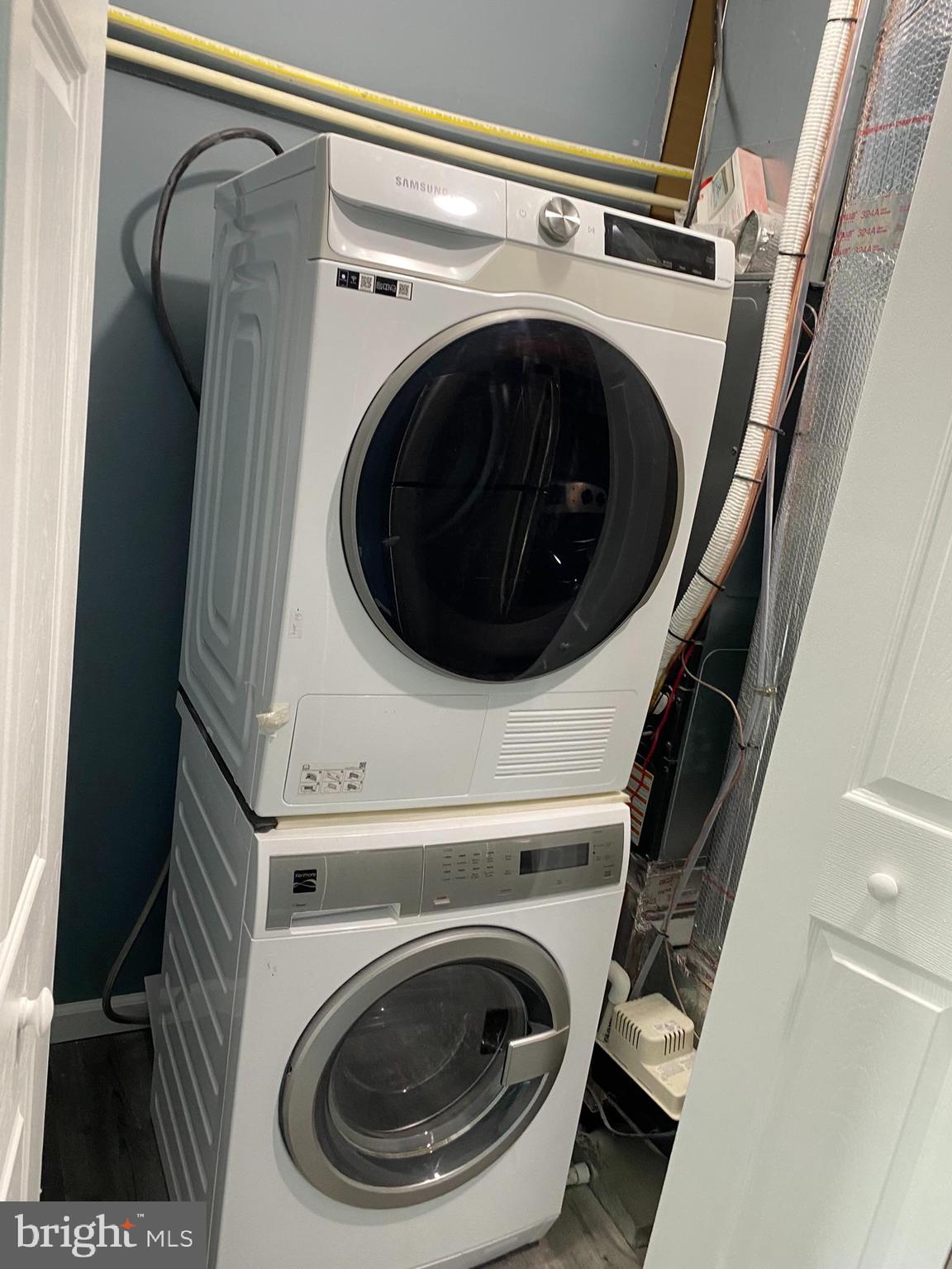 4652 York Road Baltimore, MD 21212 - Photo 10 of 20 a utility room with dryer and washer
