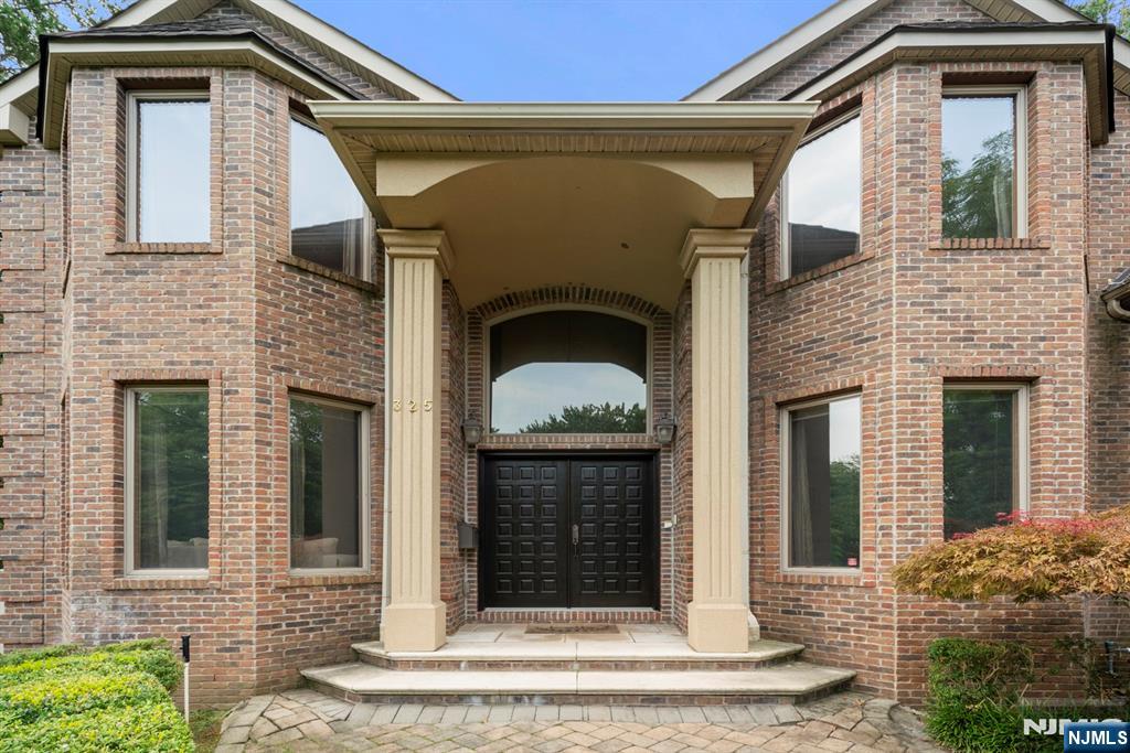 325 Cooper Place Paramus, NJ 07652 - Photo 3 of 31
