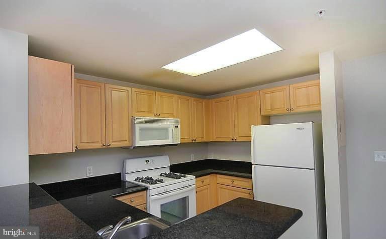 2726 Gallows Road, Unit 601 Vienna, VA 22180 - Photo 3 of 8