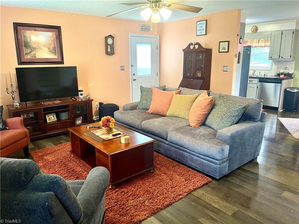 118 Glendale Road Lexington, NC 27292 - Photo 14 of 41 Living Room