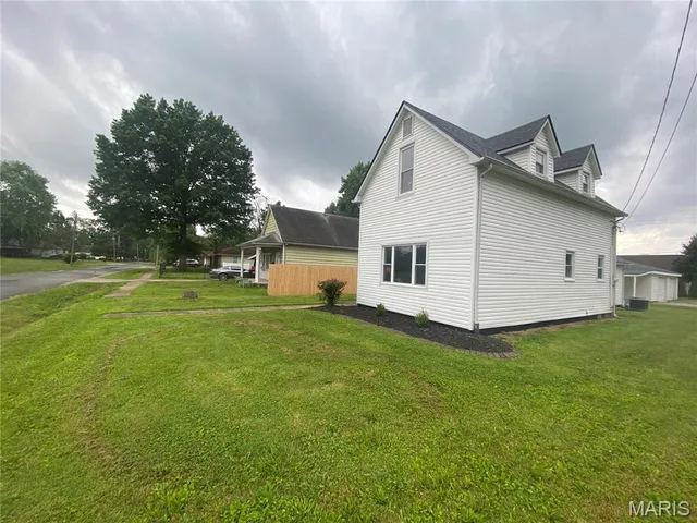 $210,000 | 841 North Franklin Street, Staunton, IL 62088