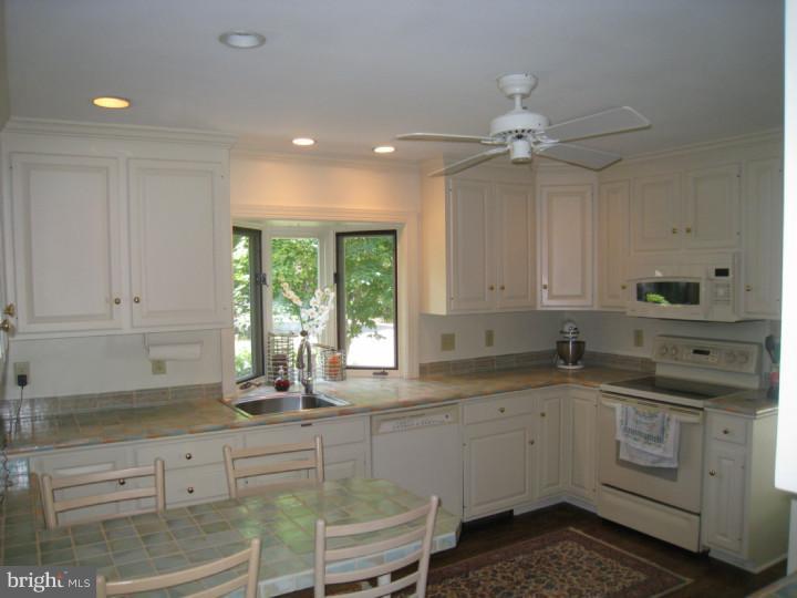 215 Walker Road Dover, DE 19904 - Photo 9 of 25 Kitchen