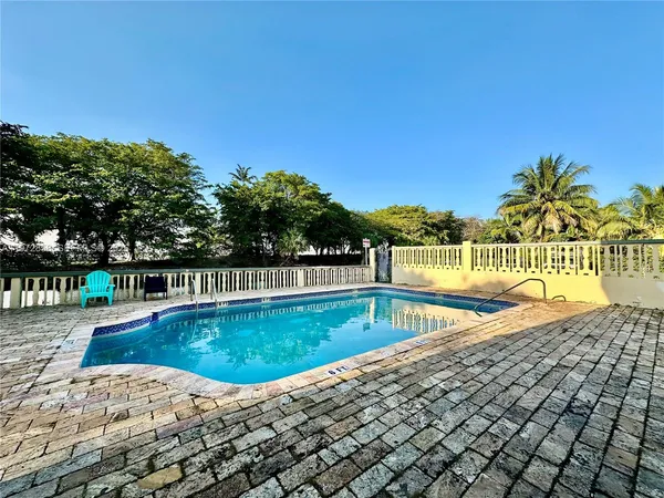 $1,800 | 4275 Northwest S Tamiami Canal Drive, Unit 2104, Miami, FL 33126