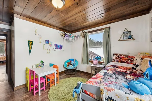 a bedroom with bed and a mirror