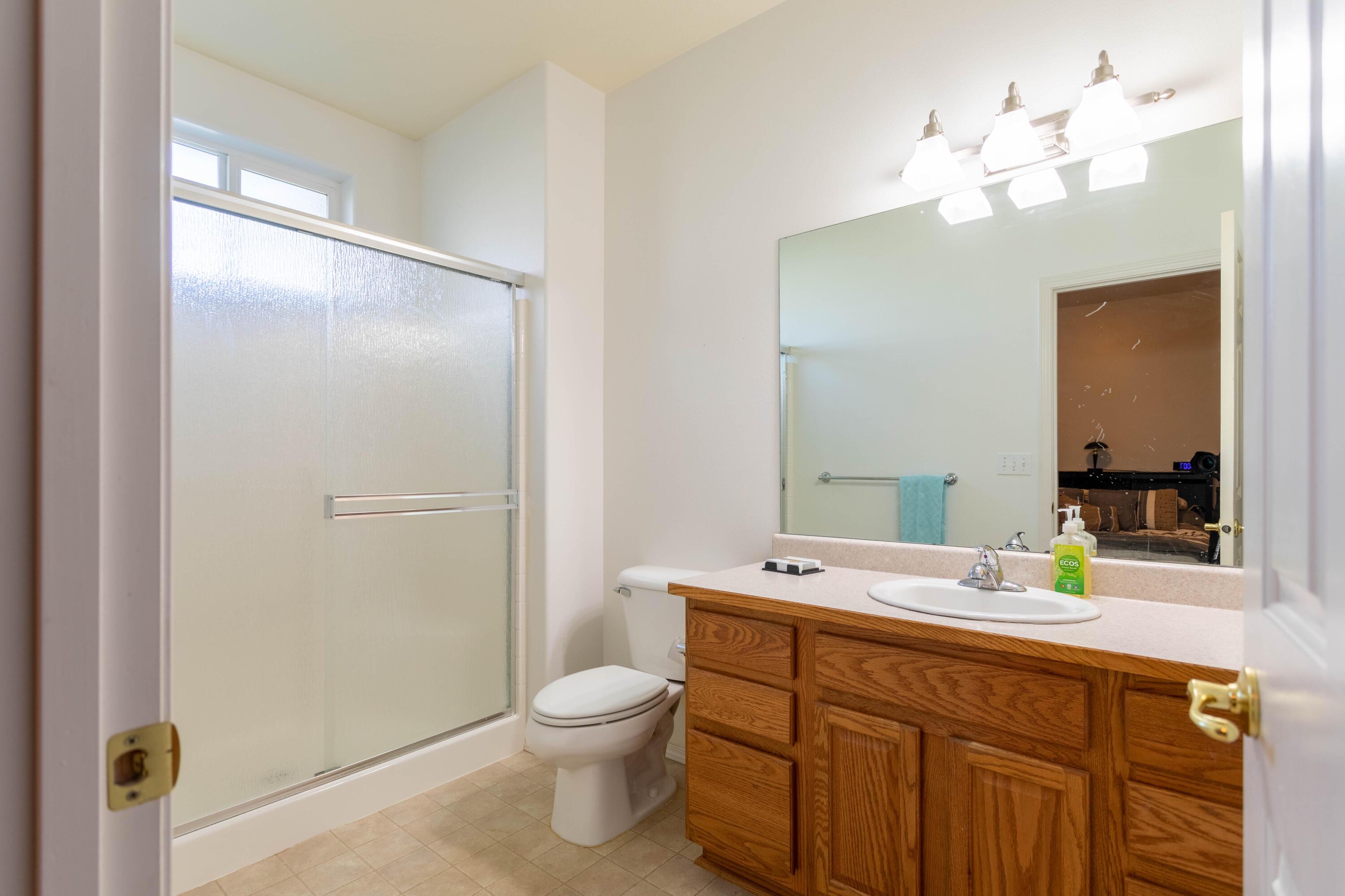 1012 Megan Lane Phoenix, OR 97535 - Photo 25 of 35 Floor 1 Prime Bath