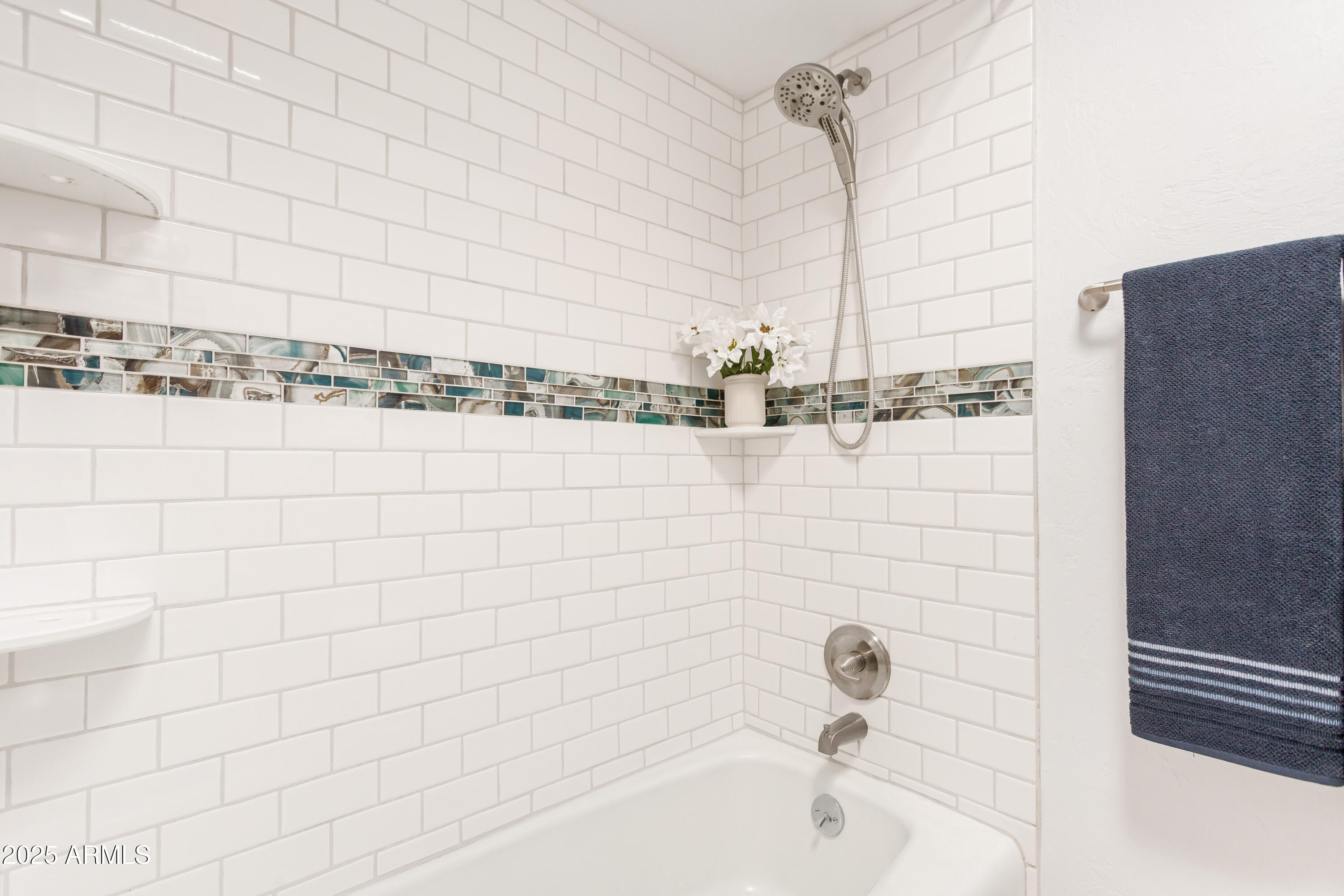 1206 Suffolk Road Sierra Vista, AZ 85635 - Photo 21 of 38 GUEST BATH