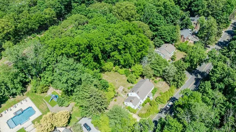 $550,000 | 169 West Rogues Path, Huntington, NY 11743