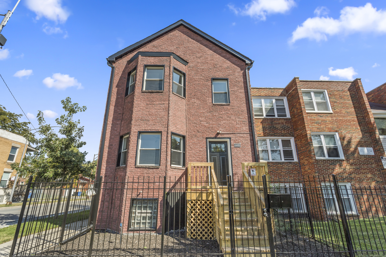 6601 South Rhodes Avenue Chicago, IL 60637 - Photo 1 of 22 a front view of a house