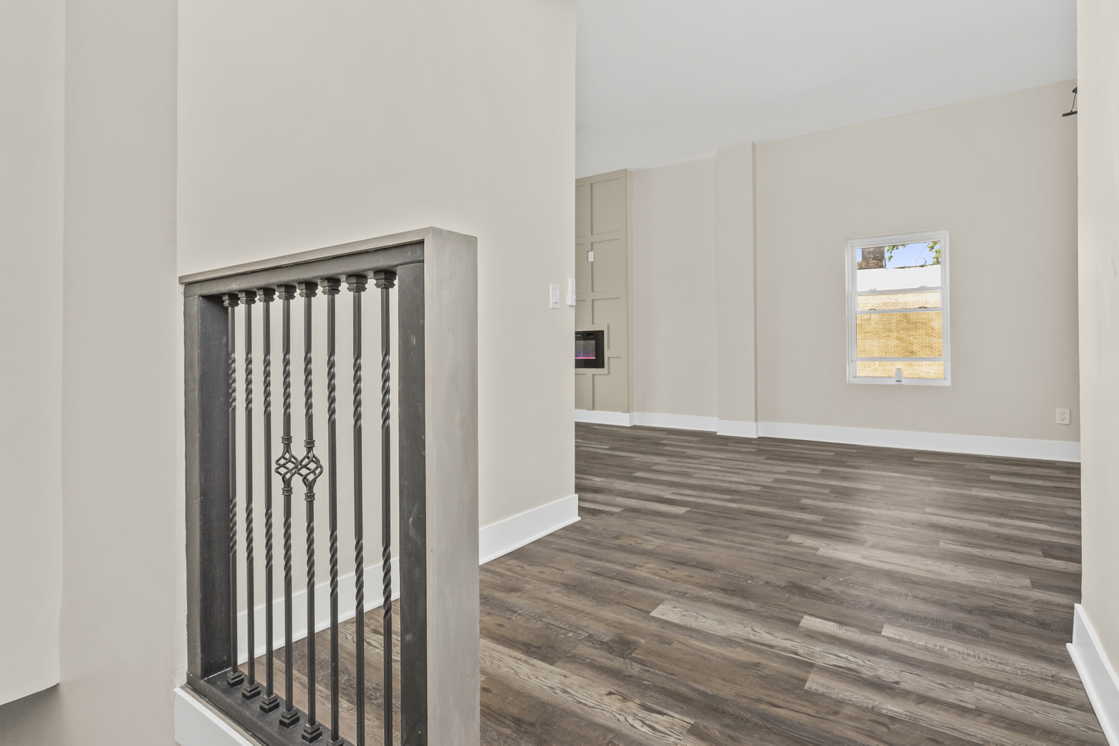 6601 South Rhodes Avenue Chicago, IL 60637 - Photo 12 of 22 a view of a hallway with wooden floor and a window