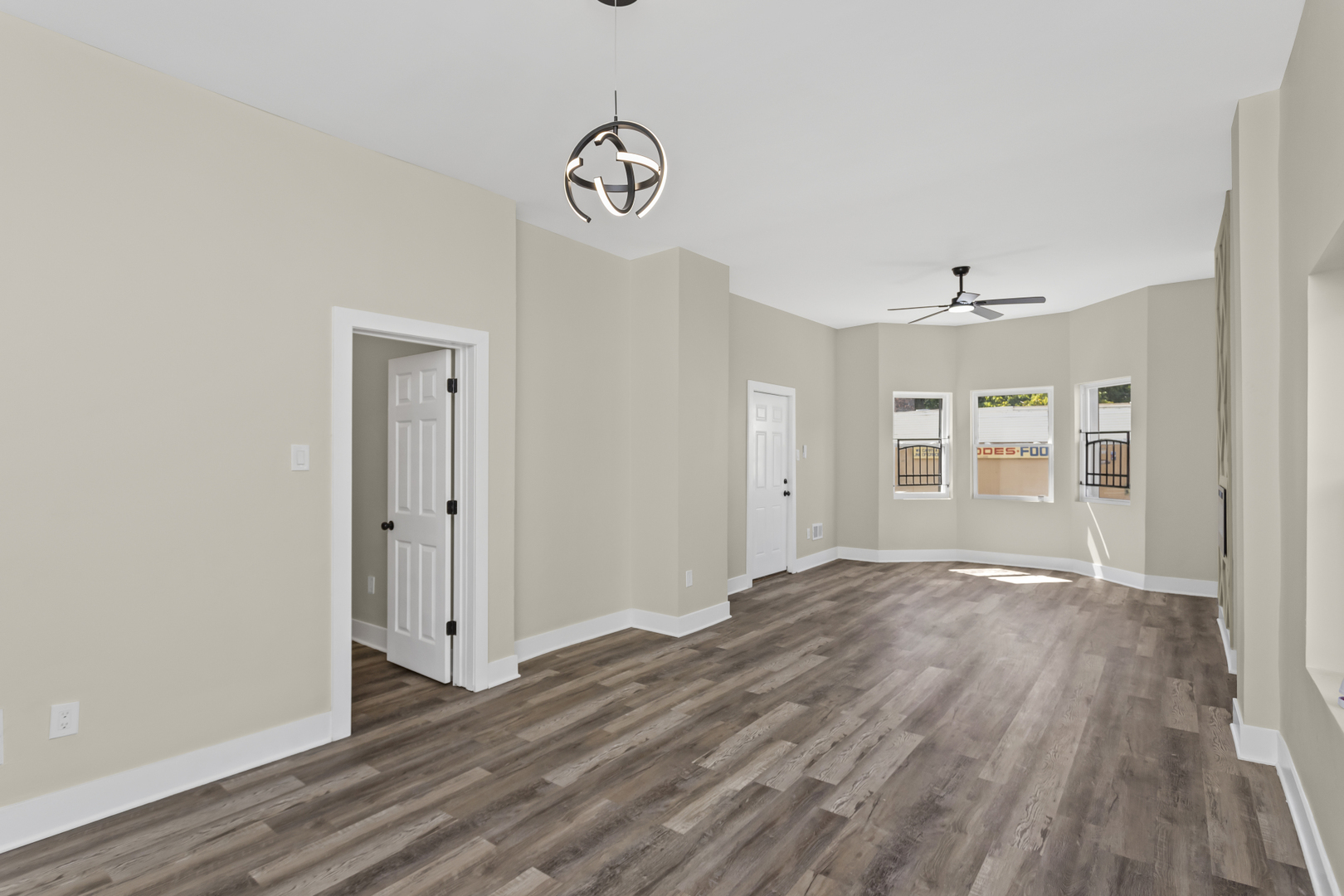6601 South Rhodes Avenue Chicago, IL 60637 - Photo 14 of 22 a view of empty room with wooden floor