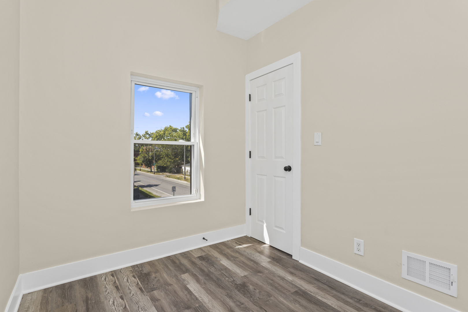 6601 South Rhodes Avenue Chicago, IL 60637 - Photo 16 of 22 a view of an empty room with window and closet
