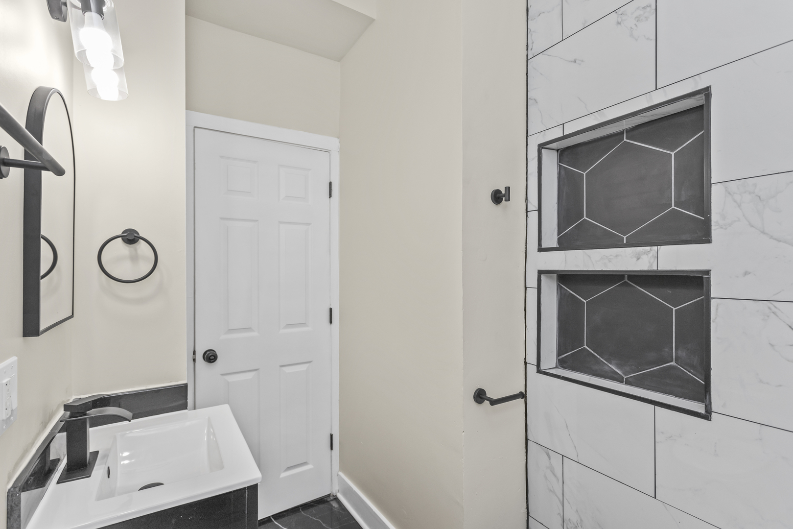 6601 South Rhodes Avenue Chicago, IL 60637 - Photo 19 of 22 a bathroom with a sink and a mirror