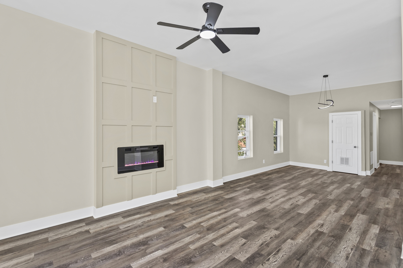 6601 South Rhodes Avenue Chicago, IL 60637 - Photo 3 of 22 a view of a livingroom with a fireplace