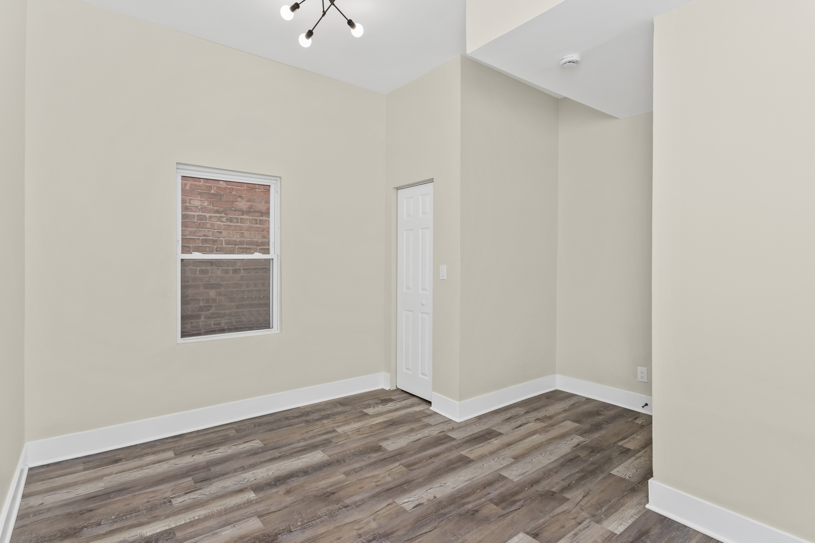 6601 South Rhodes Avenue Chicago, IL 60637 - Photo 6 of 22 an empty room with wooden floor and windows