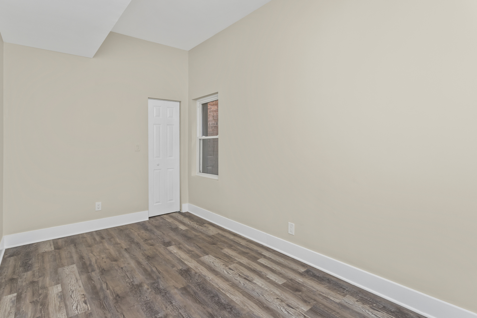6601 South Rhodes Avenue Chicago, IL 60637 - Photo 7 of 22 a view of an empty room